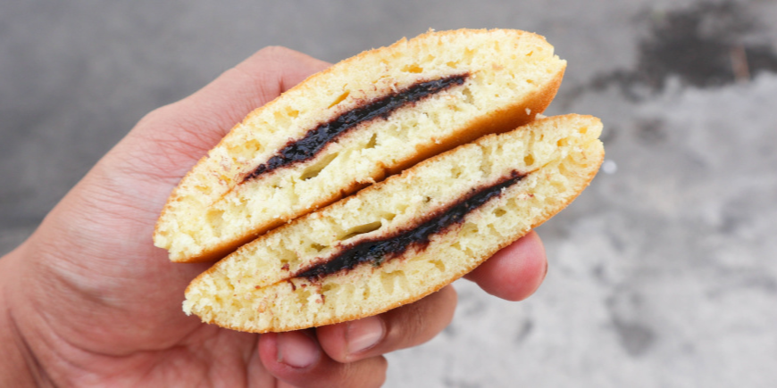 Person håller dorayaki-pannkakor