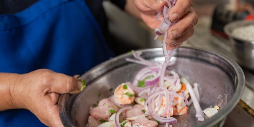 Person förbereder ceviche