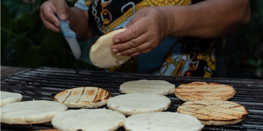 Person som förbereder arepa på grillen