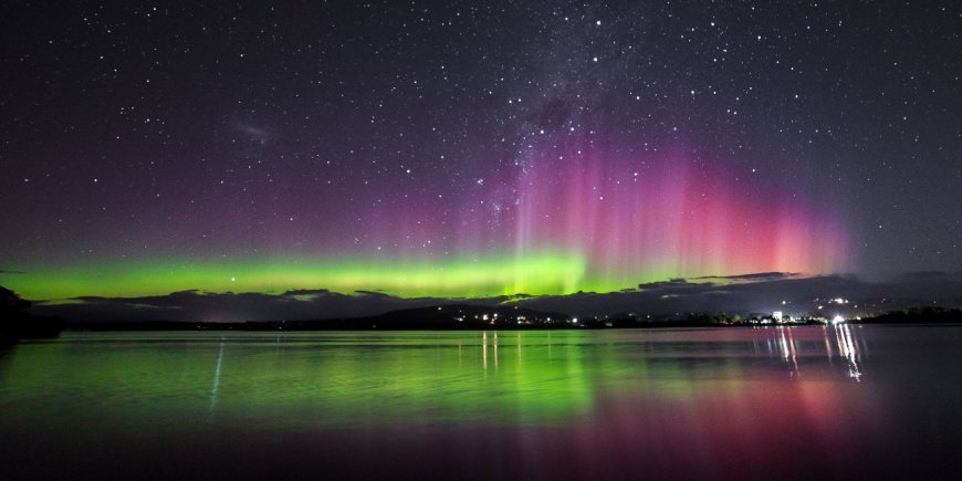 Sydsken på himlen reflekteras i vattenytan