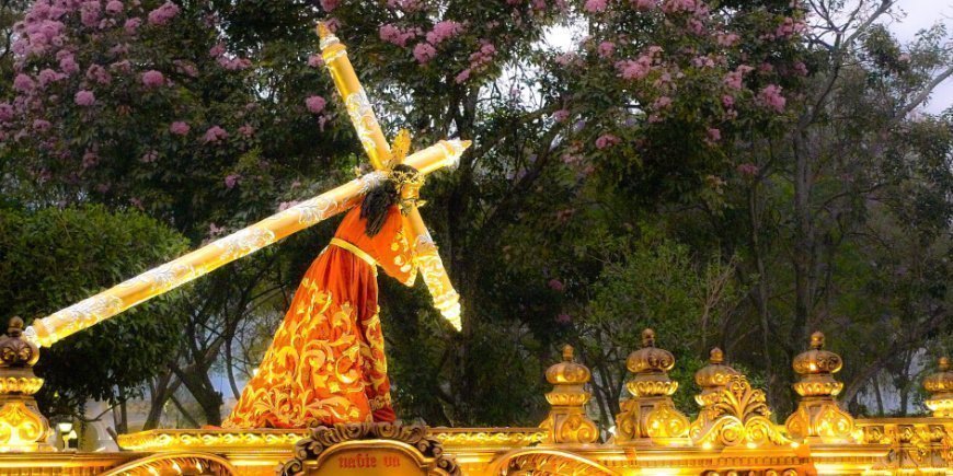 Staty av Jesus med korset på ryggen under påskfirande i Guatemala