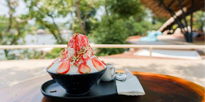 Hyvlad is med jordgubbar på ett kafé