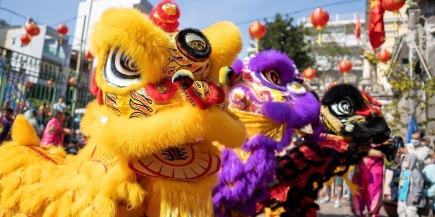 Parad med stora dräkter under det vietnamesiska nyårsfirandet