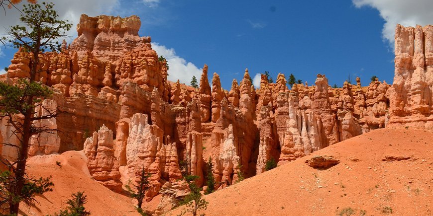 De vackra orangefärgade hoodoos i Bryce Canyon National Park, USA: