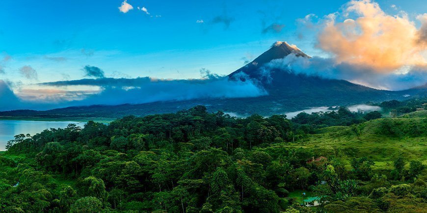 Utsikt över vulkanen Arenal under blå himmel i Costa Rica