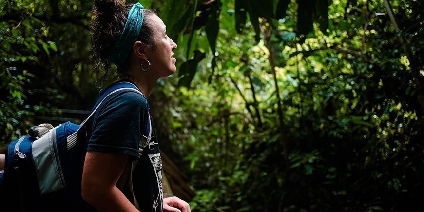 Kvinnor tittar upp i djungeln i Costa Rica