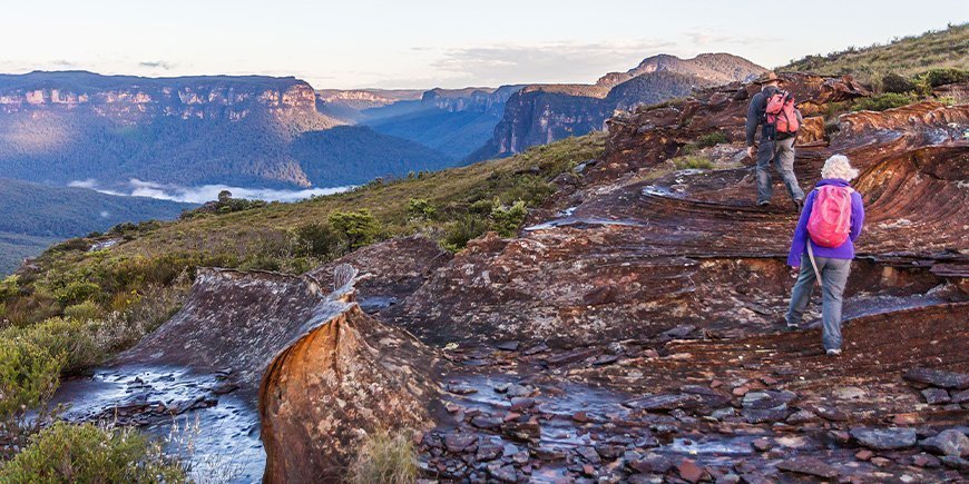 Ett par vandrar i Blue Mountains i Australien.