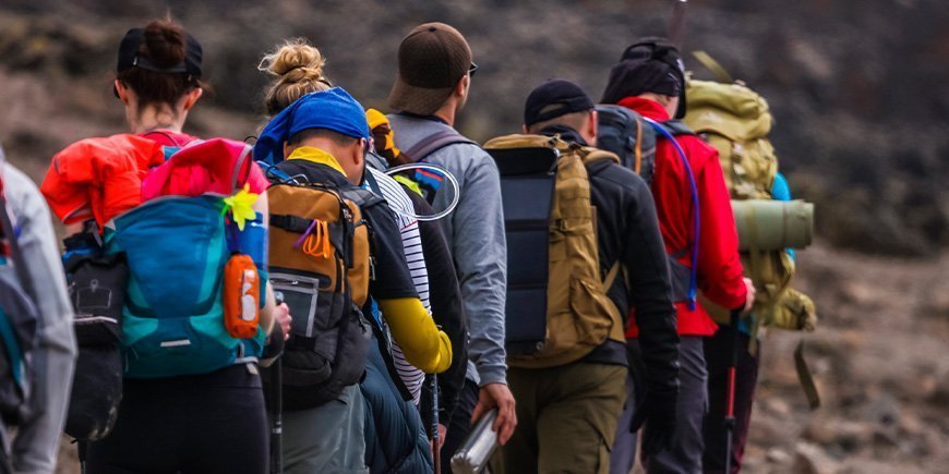 Vandrare går i rad på Kilimanjaro