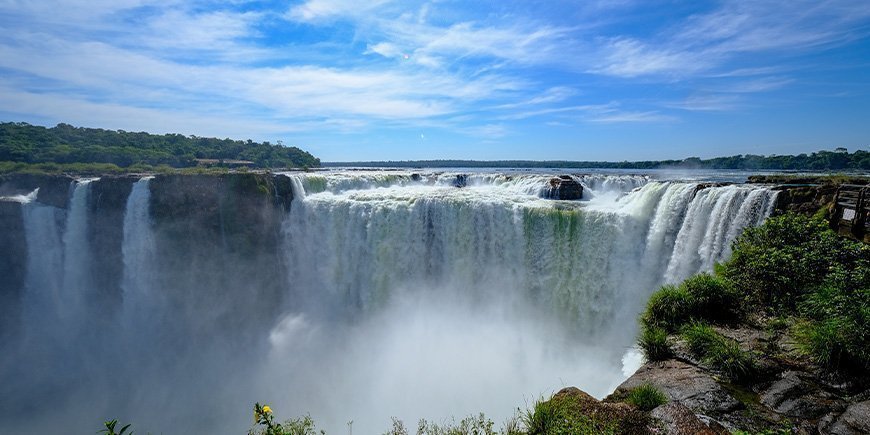 Stora mängder vatten vid Iguazu-fallen i februari