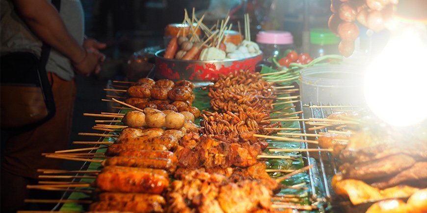 Gatukök på nattmarknad i Chiang Mai, Thailand