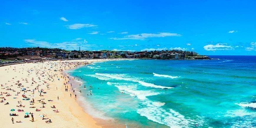 Solig dag på Bondi Beach i Sydney, Australien