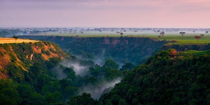 Soluppgång vid Kyambura Gorge i Uganda