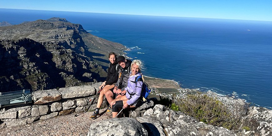 TourCompass-teamet står på toppen av Taffelberget i Kapstaden.