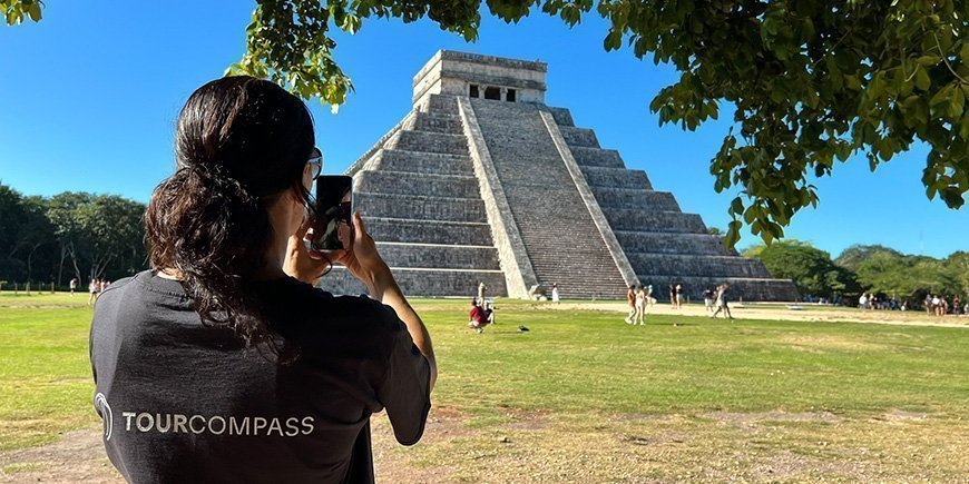 En medarbetare på TourCmpass tar en bild av Chichen Itza i Mexiko.