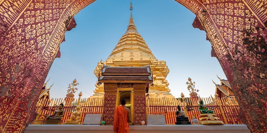 Munk stående vid Wat Phra That Doi Suthep-templet i Chiang Mai