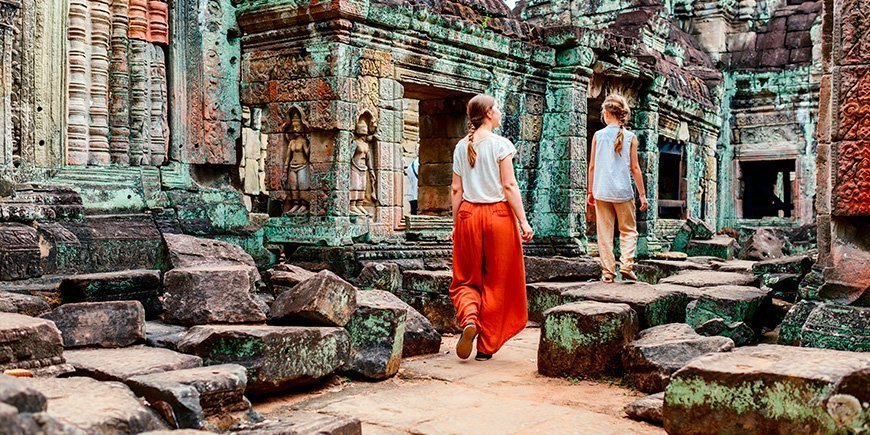Mor och dotter besöker Angkor-komplexet i Siem Reap, Kambodja