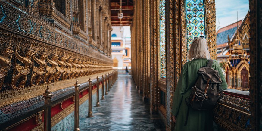 Kvinna går i ett tempel i Bangkok, Thailand