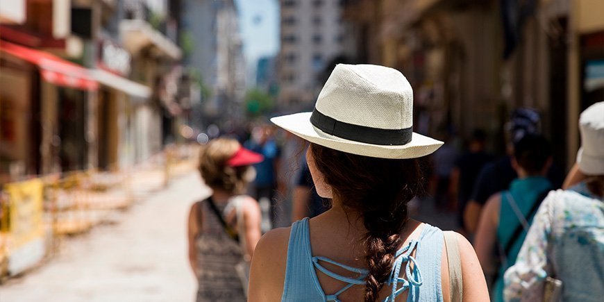 Kvinna promenerar på gatan i Buenos Aires, Argentina