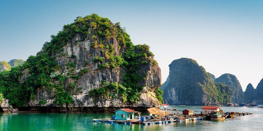 Flytande fiskeby i Ha Long-bukten