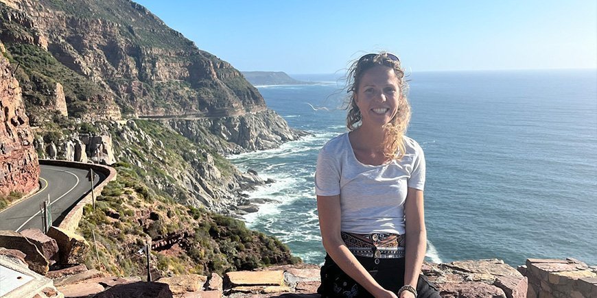 Medlem i TourCompass på Chapman's Peak Drive nära Kapstaden