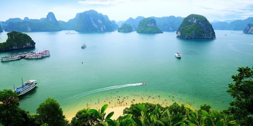 Människor badar från stranden i Ha Long-bukten