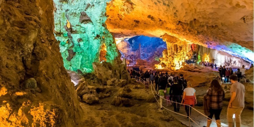Sung Sot-grottan upplyst av färgglada ljus