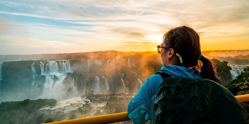 Kvinnor tittar på solnedgången vid Iguazúfallen på den brasilianska sidan