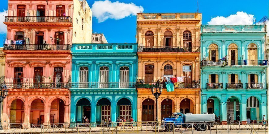 Färgglad byggnad i Havanna, Kuba