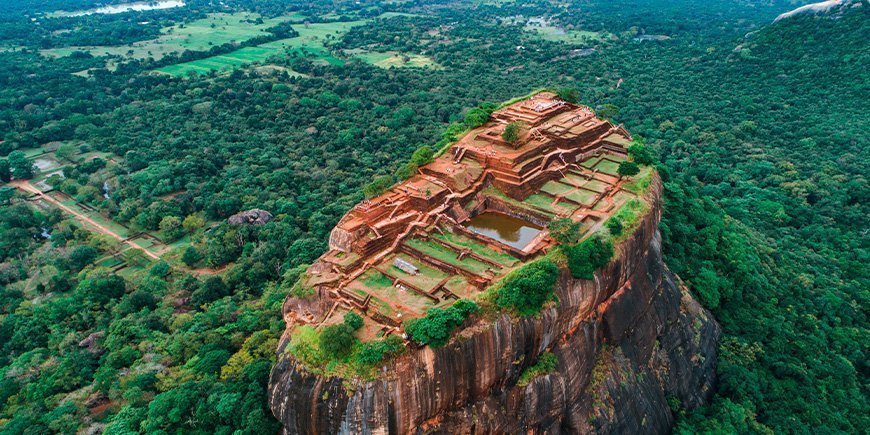 Sigiriya och de lummiga omgivningarna