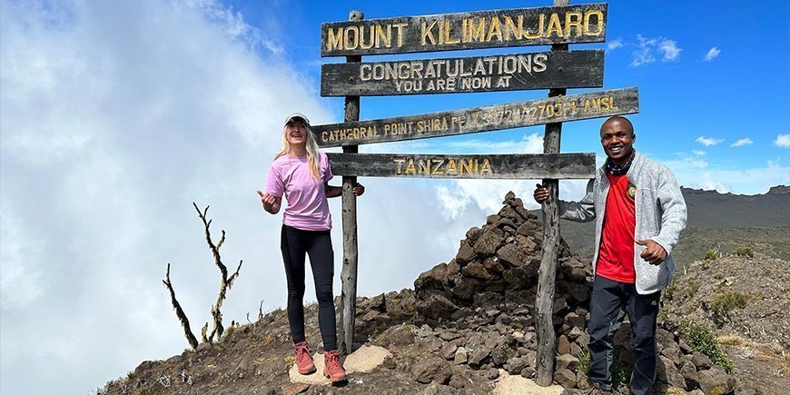 Catriona och guide vid Cathedral Point på Kilimanjaro