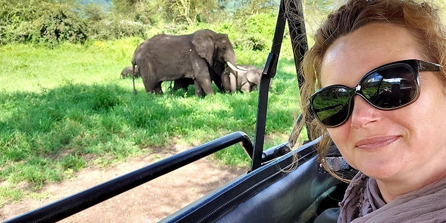 Kvinnor på safari tittar på elefanter i Tanzania