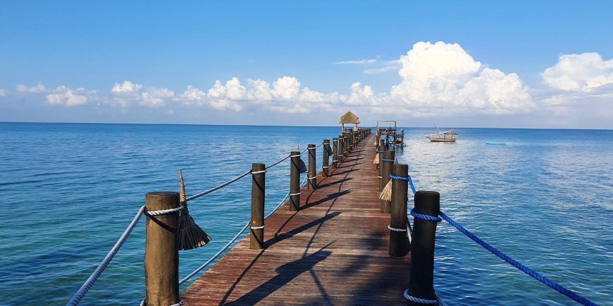 Lång brygga på Zanzibar
