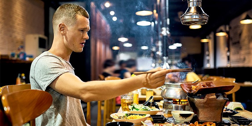 Man äter med ätpinnar på restaurang i Vietnam