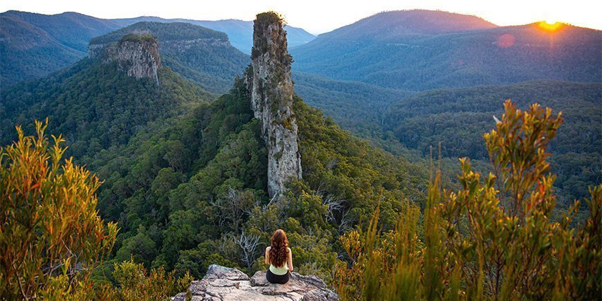 Kvinnor beundrar solnedgången i Blue Mountains, Australien