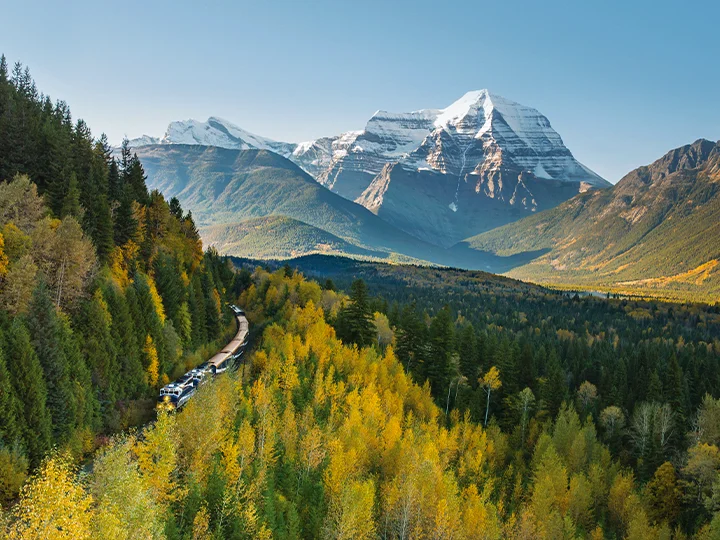 Kanadensiska Rocky Mountains med tåg