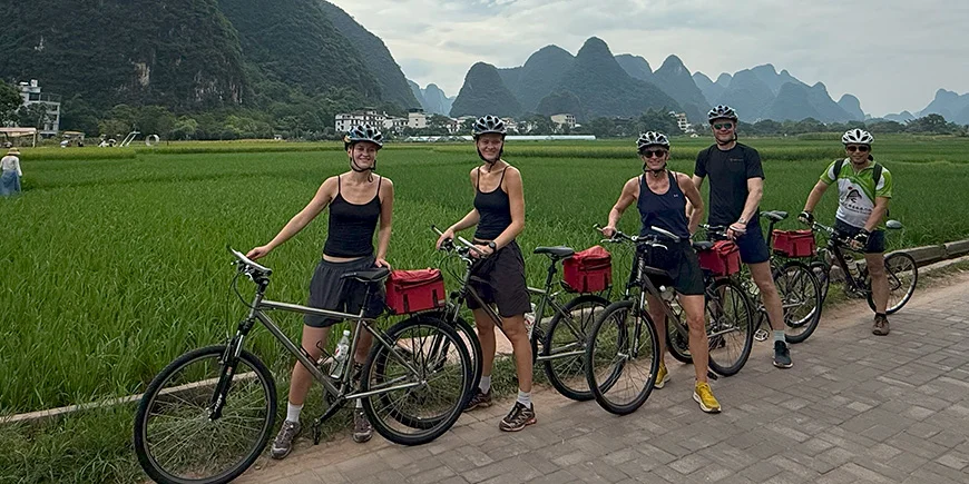 Cykling med familjen i Yangshuo, Kina