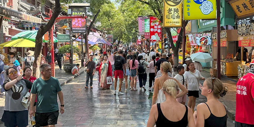 Claus döttrar går längs gatan i Kina