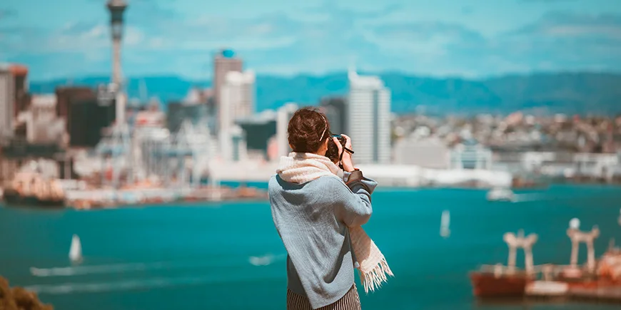 Kvinna som fotograferar i Auckland