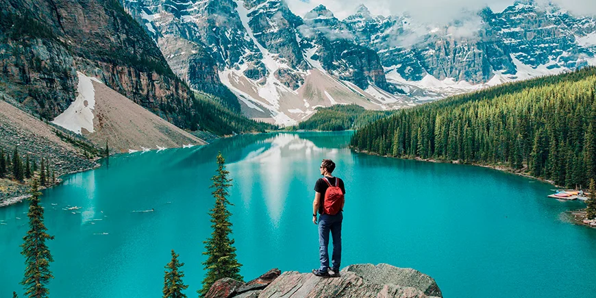 Man som njuter av utsikten över Moraine Lake