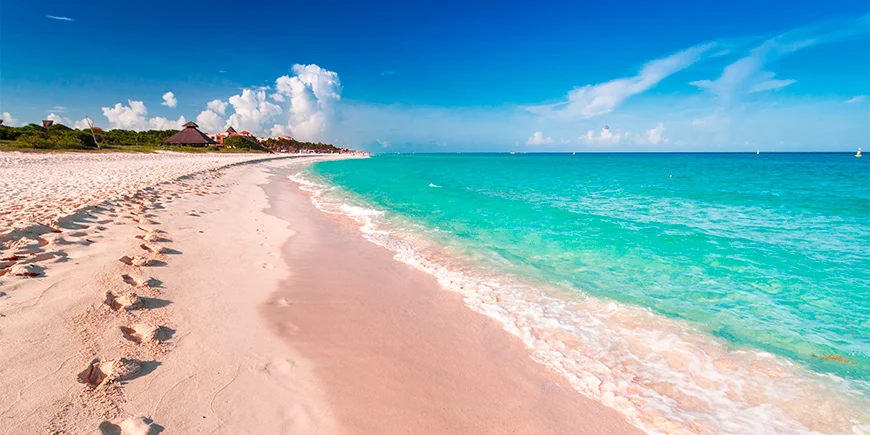 Fotspår i sanden vid Playa del Carmen