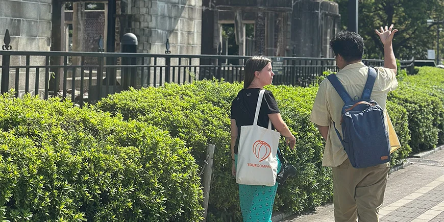 Guide som berättar om bombningen av Hiroshima, Japan.