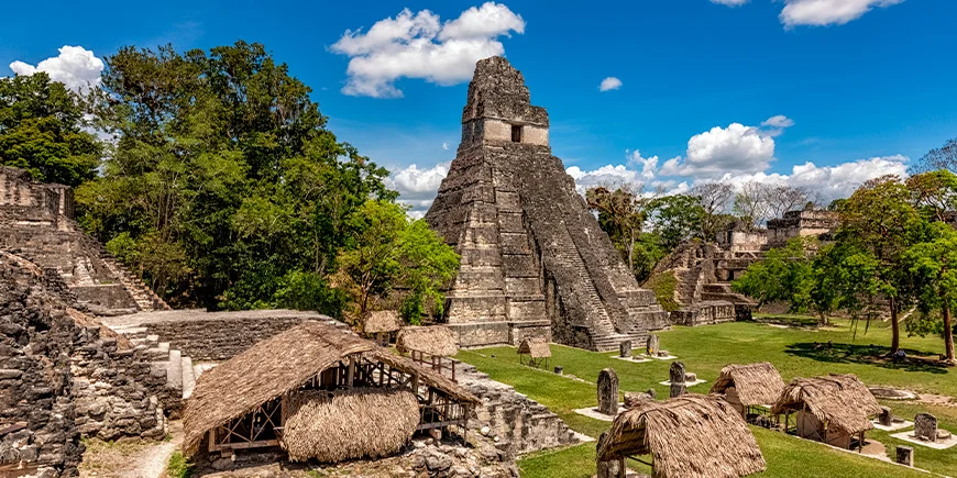 Vacker pyramid och ruiner i Tikal nationalpark i Guatemala