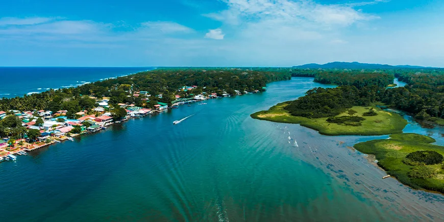 Tortuguero Village och kanalerna i regnskogen