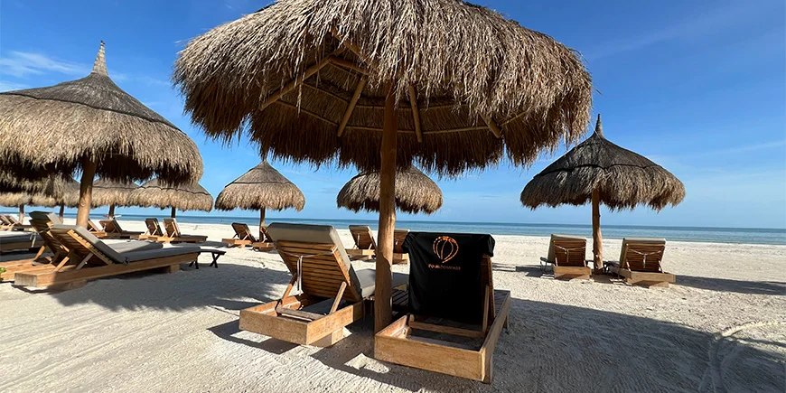 TourCompass-T-shirt på en strandstol på Isla Holbox