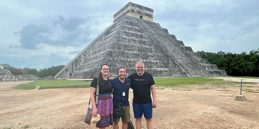 Chrismarie och Tom framför Chichen Itza