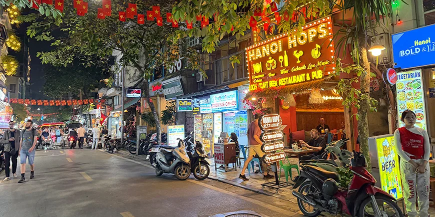 Gata i Hanoi efter mörkrets inbrott
