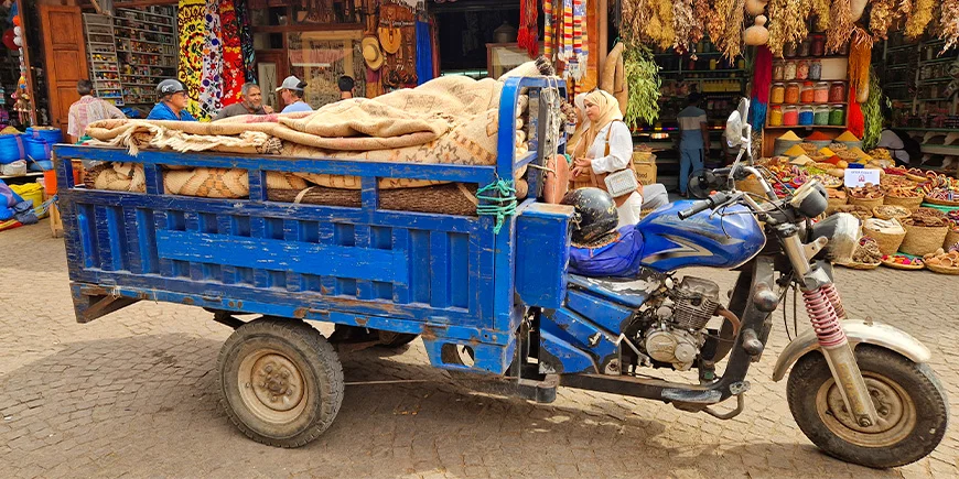 Transportmedel för varor på marknaden i Marrakech, Marocko