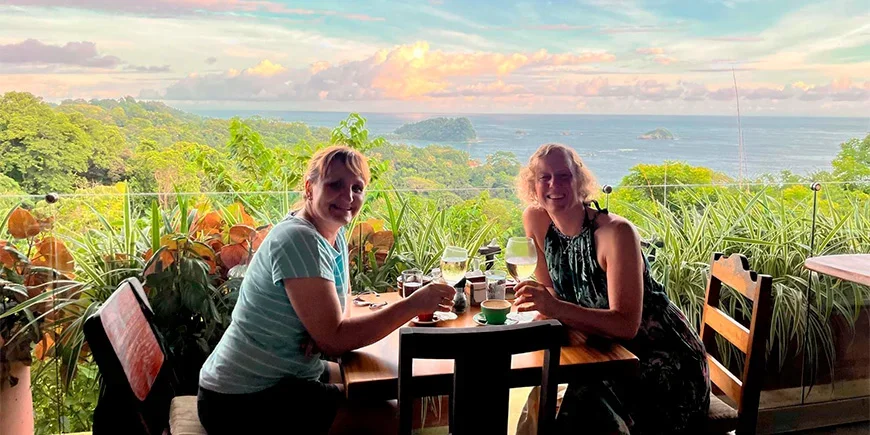 Meike och en väninna njuter av en drink på kafé i Costa Rica