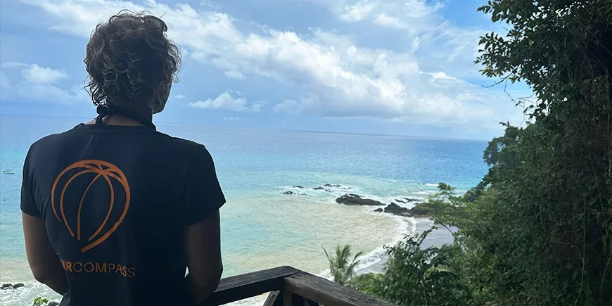 Meike tittar ut över vattnet i Corcovado nationalpark