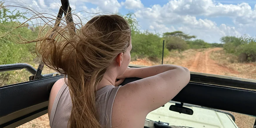 Isabella i en safarijeep i Kenya